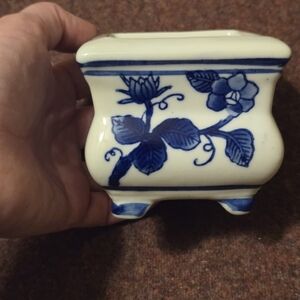 Bombay Company Chinese Style Porcelain Blue & White Floral Cachepot Planter